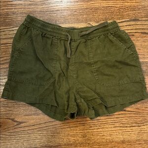 Quince Linen Shorts in Olive